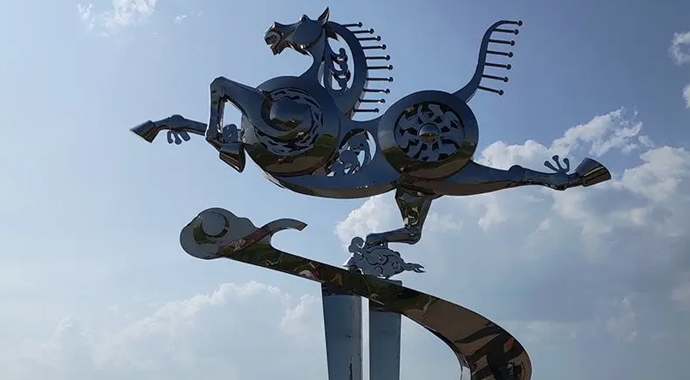 不銹鋼雕塑制作鏡面馬1.jpg 不銹鋼雕塑制作鏡面馬1.jpg